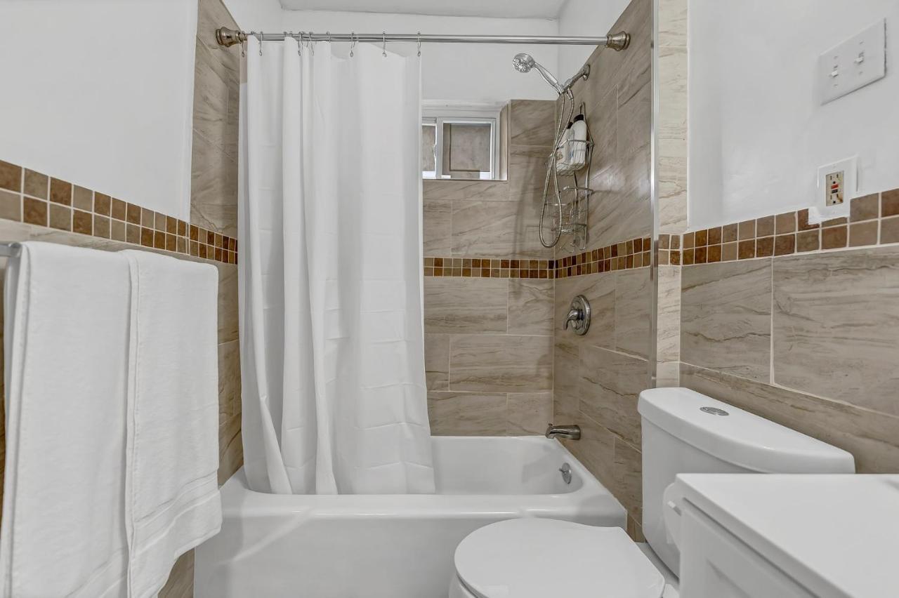 Renovated Main Floor Large 3 Bed House Villa Buffalo Bagian luar foto