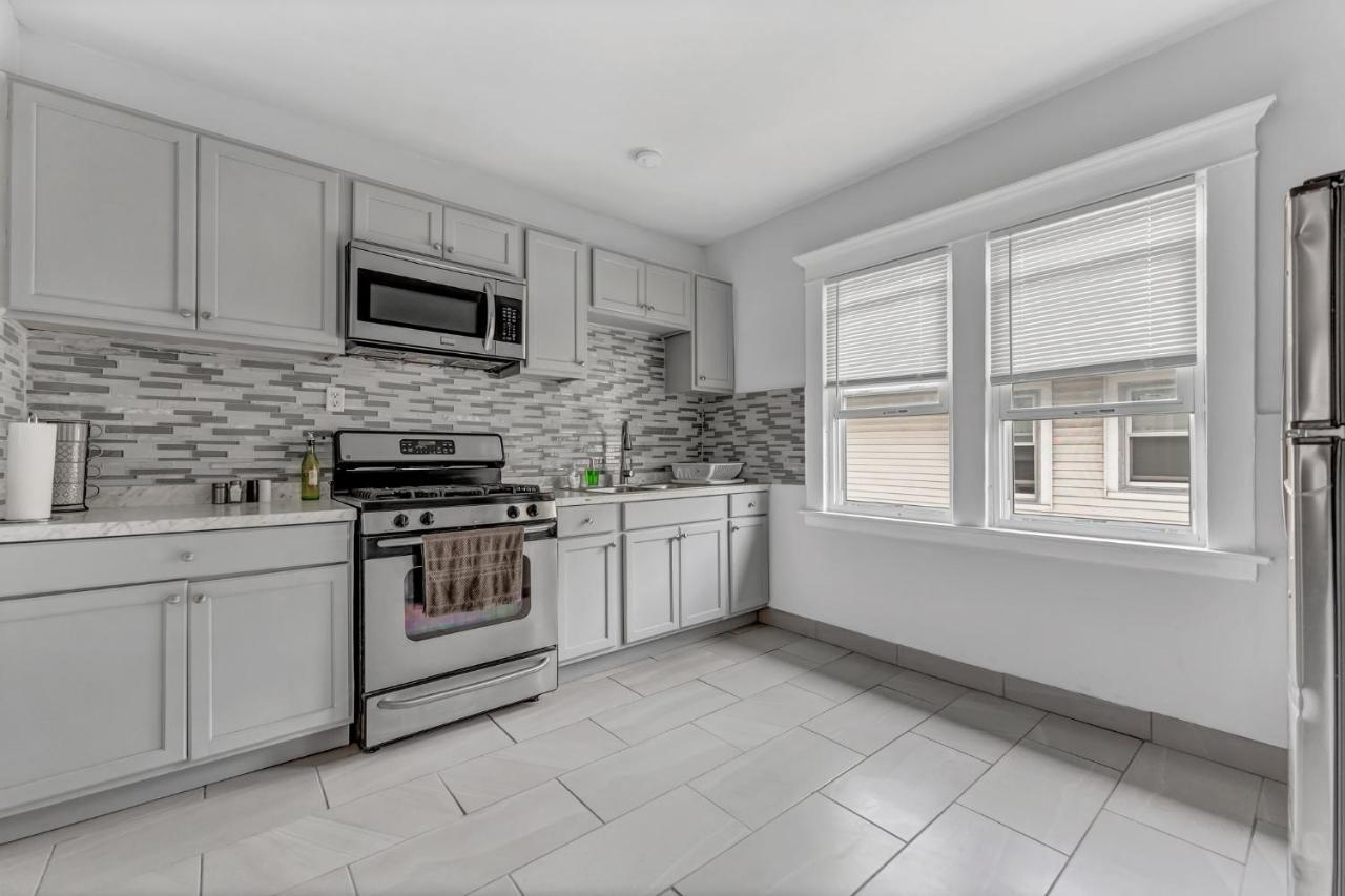 Renovated Main Floor Large 3 Bed House Villa Buffalo Bagian luar foto